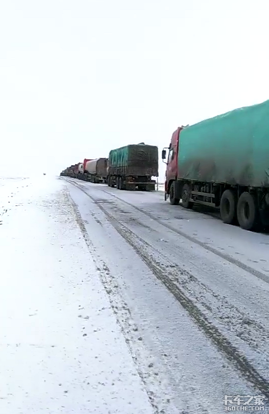 唐古拉山大雪堵车 卡车司机用生命在挣钱