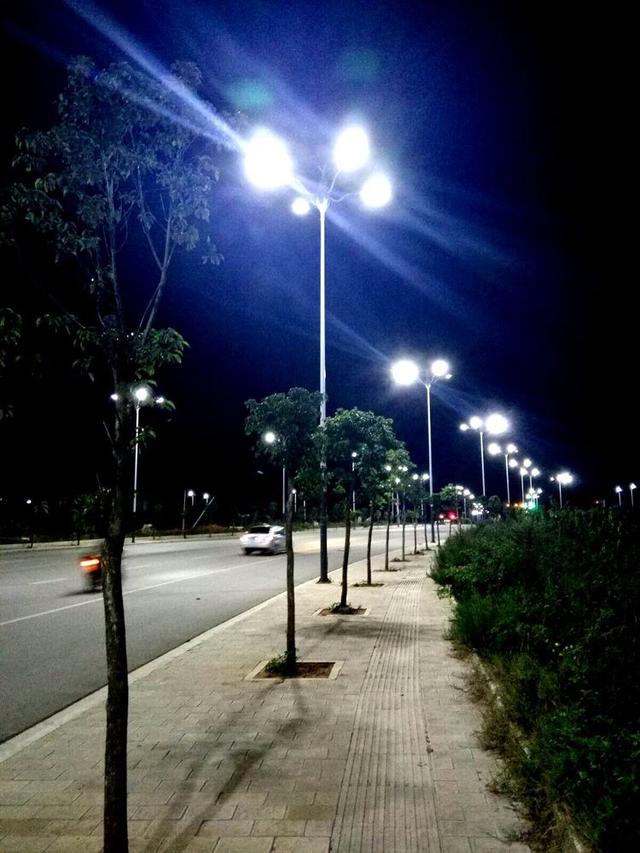 看看有那个好友为我点了赞,又用手机照点散步途中的夜景,随手照了几张