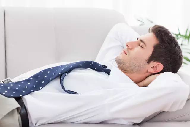 导致背痛或颈痛的很大原因就是睡姿不良,人的背部感觉最舒服的时候是