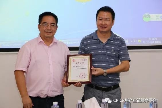 cpicp会长姜树林博士(左)为傲农集团(右为傲农集团叶俊标副总裁)