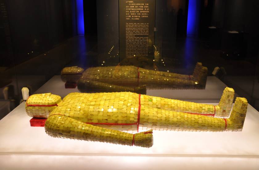 徐州博物馆则陈列了数以千计的国宝级文物,以金缕玉衣为代表的汉代