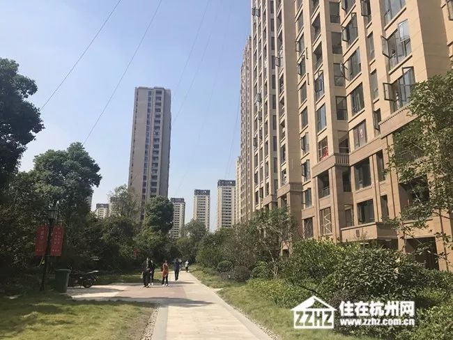 郡望府小区实景图3rd郡望府对面一路之隔,是新街板块知名大盘融创东