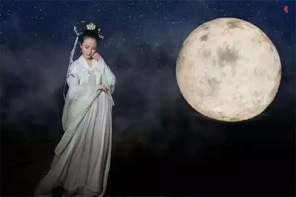 天清露凉的夜晚,一片皎洁的月光静静地流淌过来,流过嫦娥的袖,流过