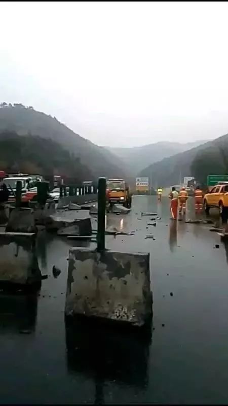 刚下雨,晋阳高速就出车祸了!
