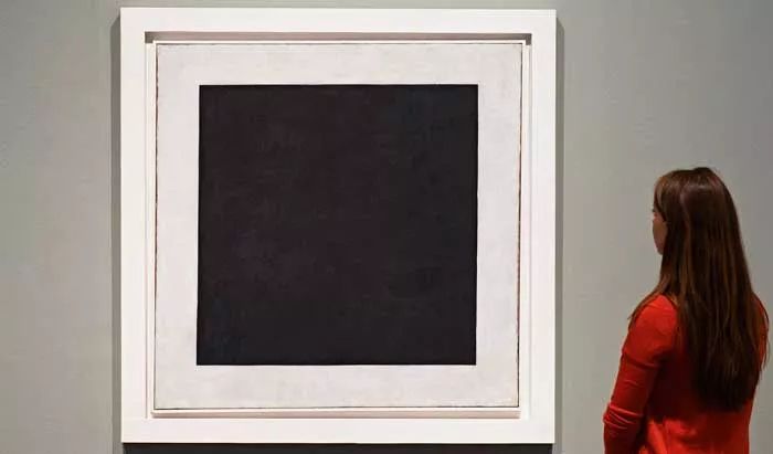 1913年,马列维奇在白纸上用铅笔画了一幅《白底上的黑色块,把至上