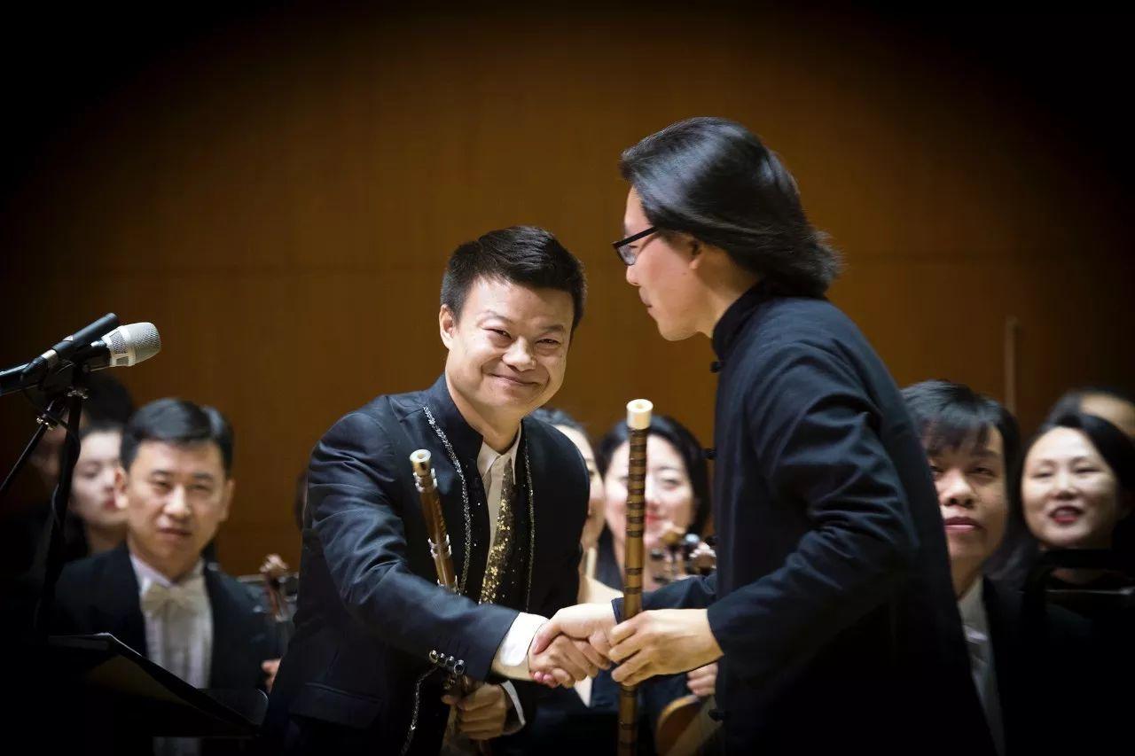 著名笛子演奏家胡玉林音乐会最后,著名青年作曲家肖超根据马迪,张延武