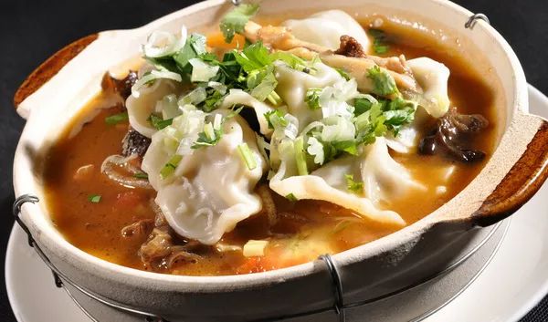 必须要吃羊肉粉汤饺子在宁夏有个习俗,冬至这一天喝粉汤,吃羊肉粉汤
