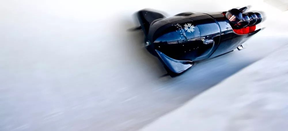 小编推荐一定要尝试一下有舵雪橇(bobsleigh),它是最快的冰上运动