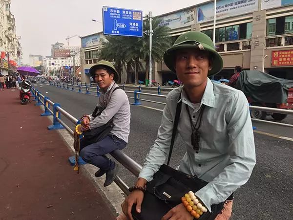 数千越南人每天往返中国打工 拿着比中国人低30%的工资