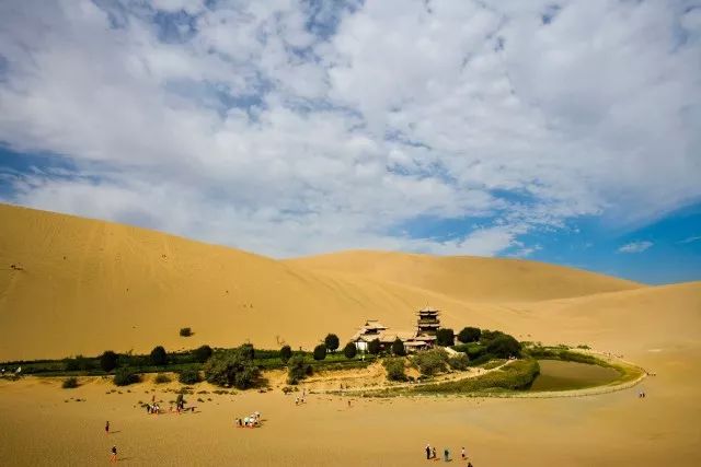 鸣沙山月牙泉