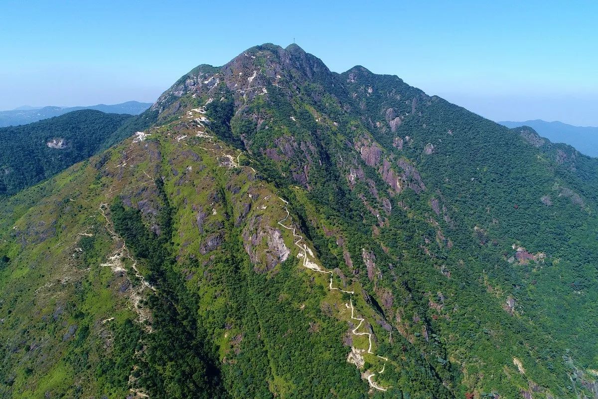 第一峰还有位美丽动人的妻子, 她叫石韭坑,海拔1888米, 为广东第二峰