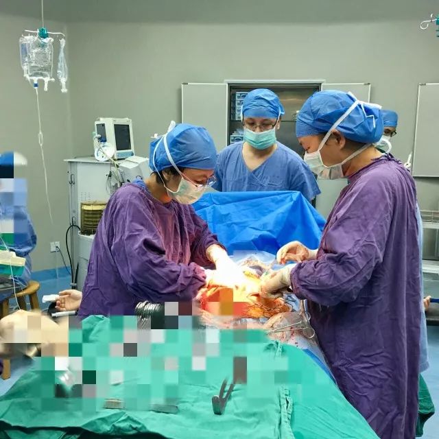 母婴成功挽回性命 从手术开始至婴儿娩出用时3分钟,整个抢救过程仅用