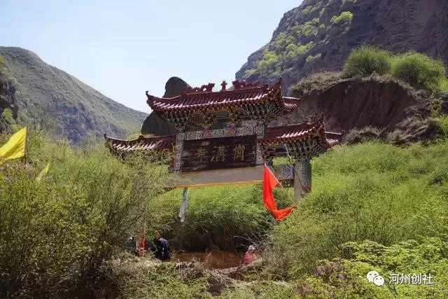 寺院建在黄河岸畔临沟的山岗上,故名岗沟寺.