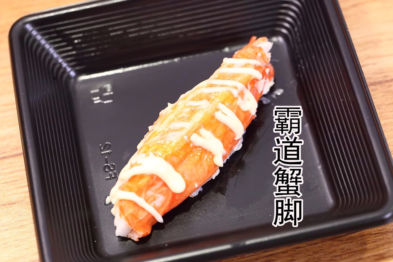 与常规寿司覆盖在饭粒不同,这款霸道蟹脚直接将"