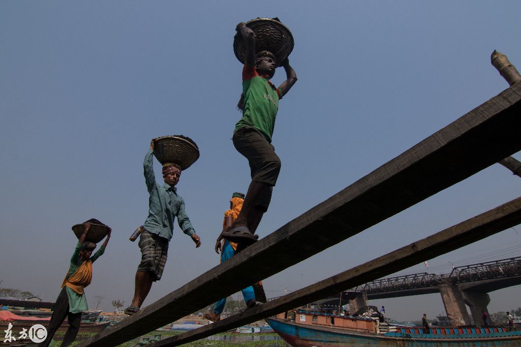 孟加拉男女老少在矿山上做苦力,每天工资仅有30