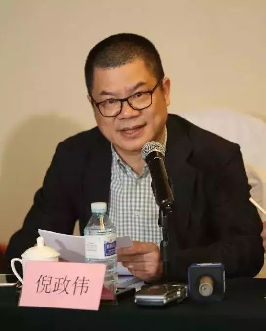 出品方东海电影集团董事长倪政伟为到场的专家及媒体,讲述了《青恋》