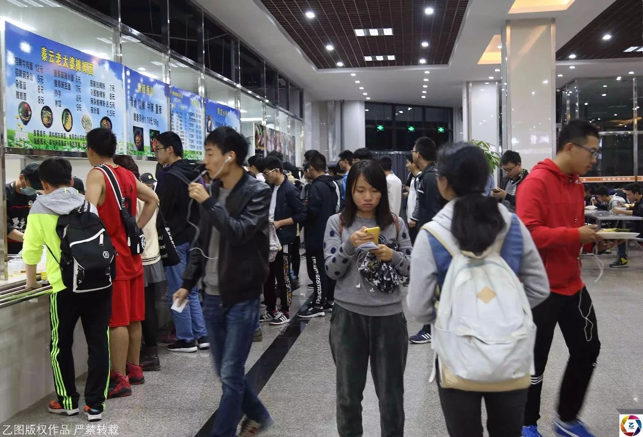 济南火车站迎学生返校客流高峰 众多学生排队候车_央广网