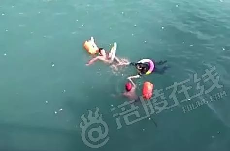 张建忠和郑江正在救助跳水者