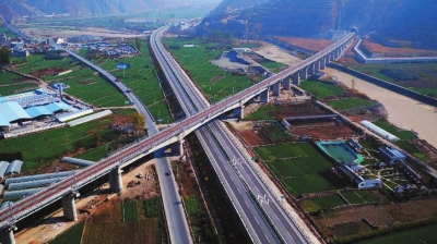 这是兰渝铁路甘肃陇南境内的汉王特大桥(右)与高速公路及国道交错