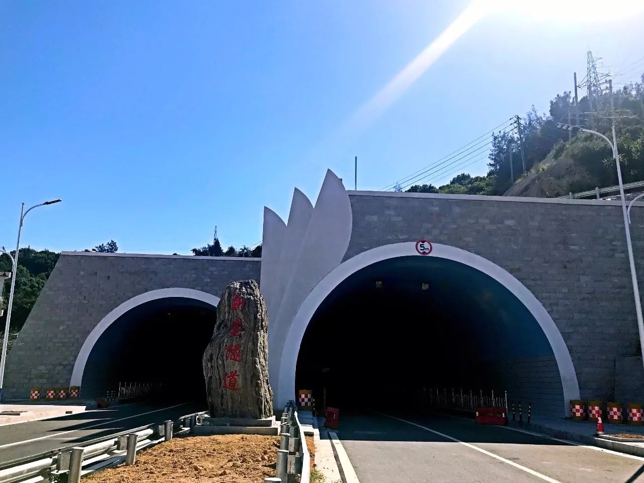 洞头区首座双连拱隧道正式通车,新城到东沙港区路程缩短8分钟!