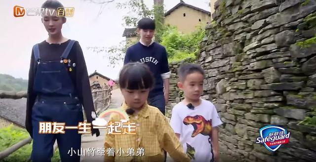 同时李沁也是小山竹的实习"妈妈".