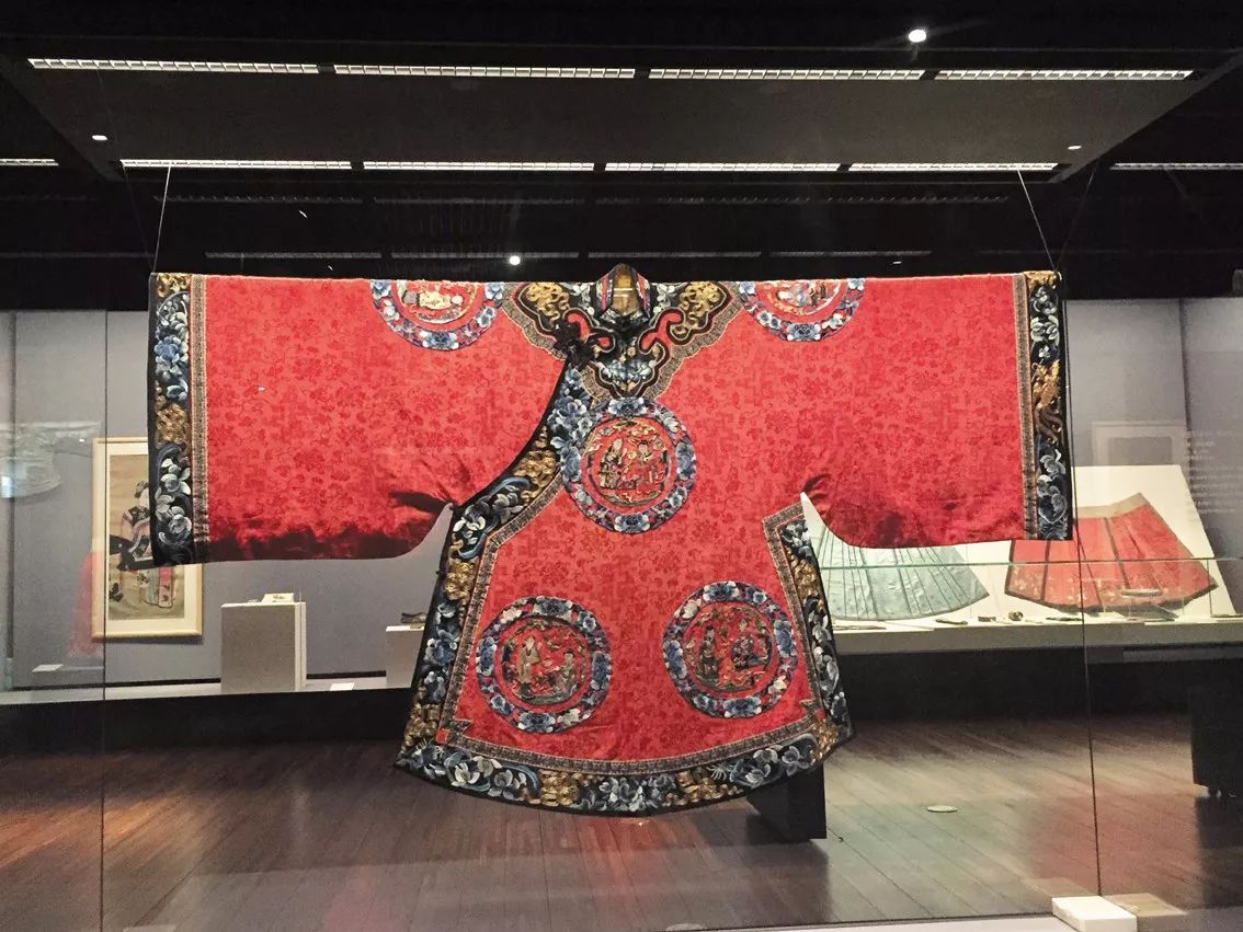 展出了山东博物馆馆藏54件珍贵藏品,包括明清服饰,刺绣,首饰等.