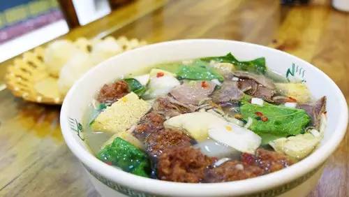 丸子汤在新疆虽然没有 烤羊肉的知名度高