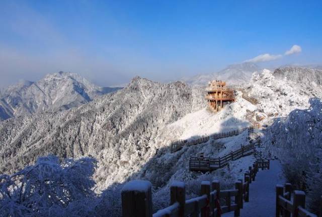 海拔3250米,是西岭雪山的日月坪景区.站上日月坪,荡胸生层云!