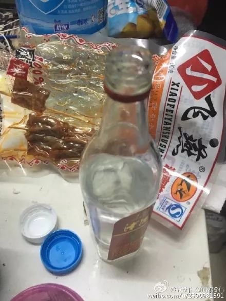 竹筒饭…天津网友晒出自己的宿舍美食:辣条配白酒