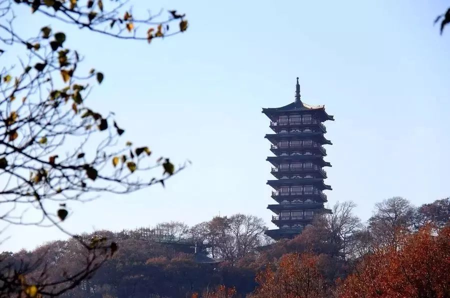 其实,紫蓬山还是挺有"料"的:高山,森林,庙宇,佛像,湖泊,欧式别墅,以及