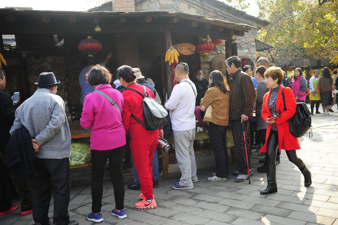 北京大妈景区卖10元一碗饸饹面 火了!游客每天排成长队