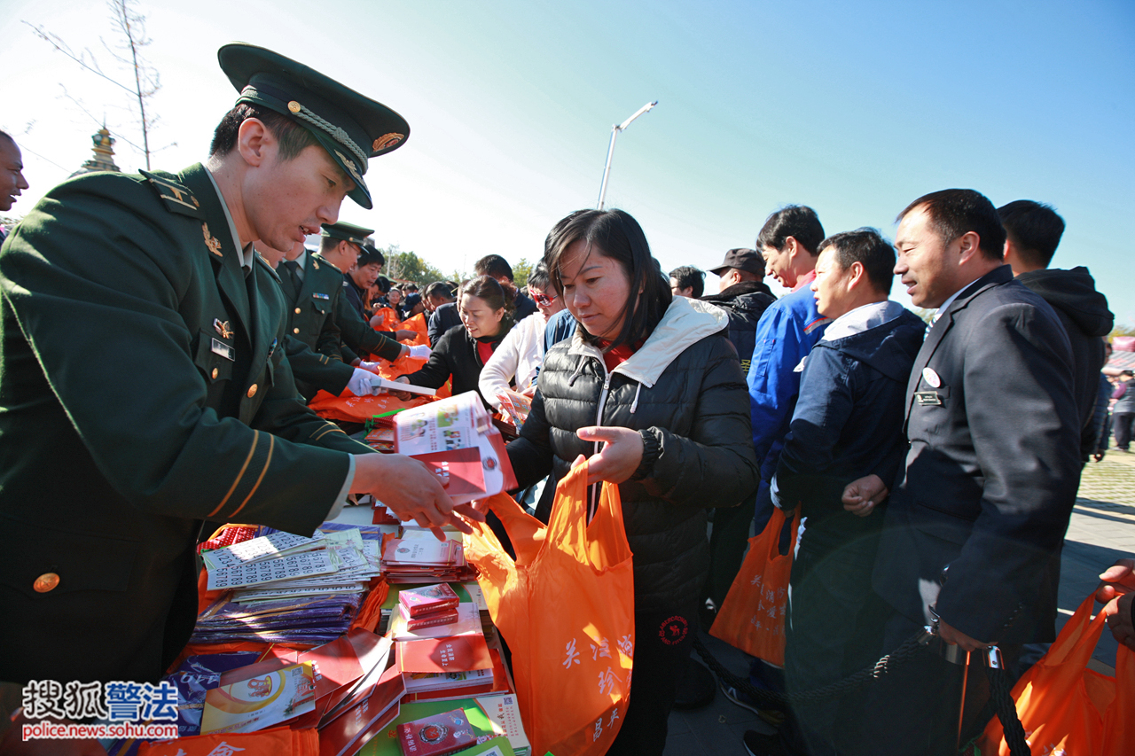 现场昌平消防支队领导向市民发放消防安全宣传材料与纪念品