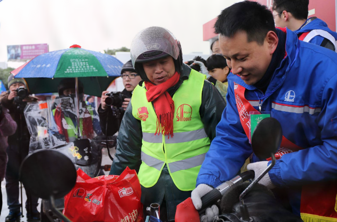 雨衣、石化与短剧，一场现代都市的微妙交织