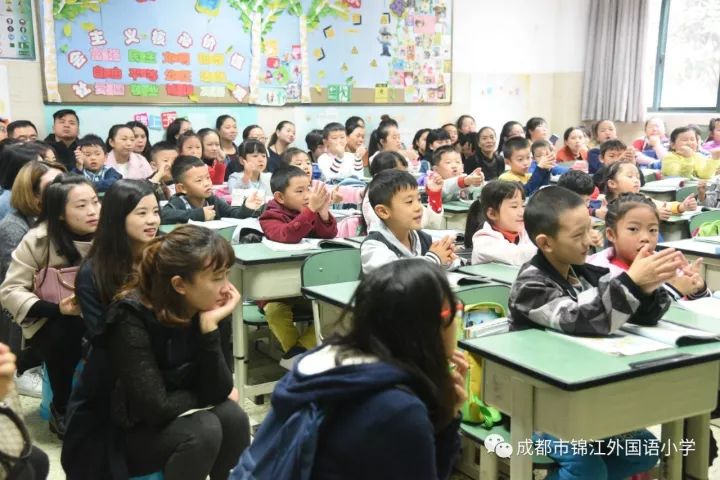 为领巾添彩 向梦想启航—成都市锦江外国语小学2017级"家校携手"