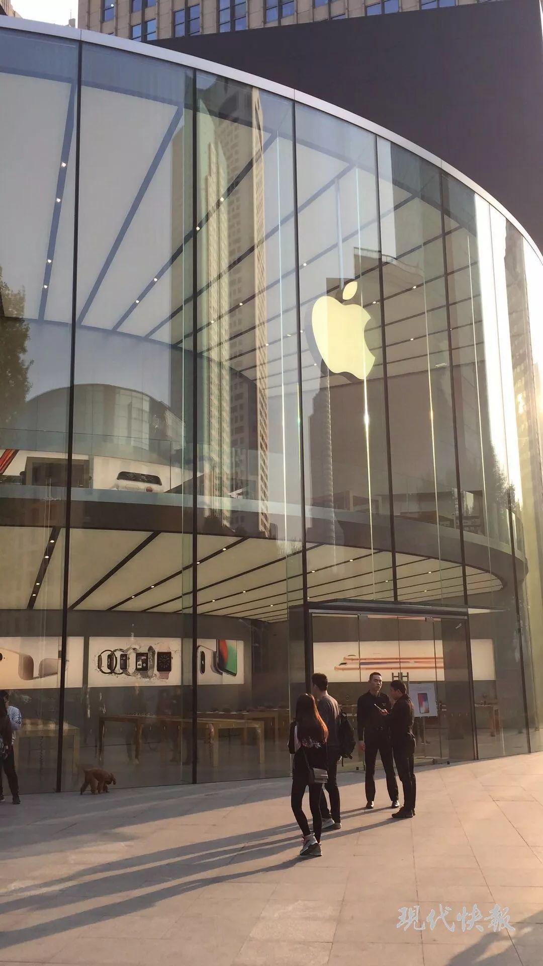 小编本以为现场会这样 今早7点半, 南京艾尚天地apple store门口.