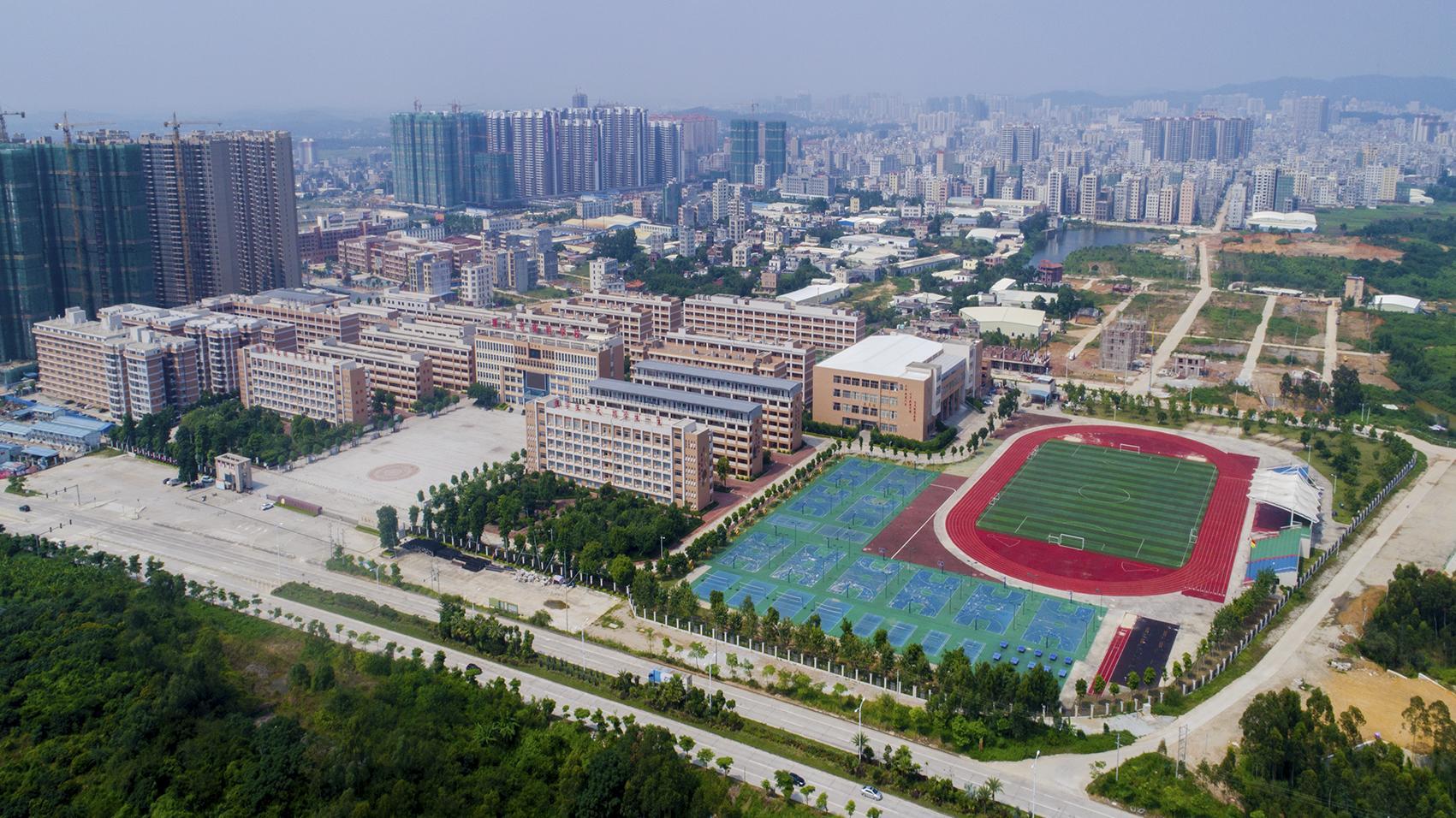 廉江市实验学校(罗斯文 摄)宽敞明亮的体育场,修葺一新的教学楼,争奇