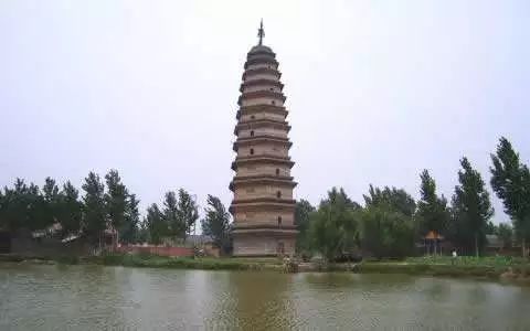 名胜古迹 木兰祠 原阳县地处中原腹地,黄河之滨,居九州之中,十省通衢