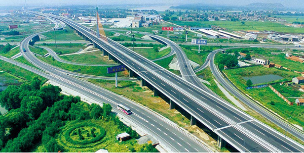为保障济南北跨战略实施,济青高速改扩建工程增设高架桥图片
