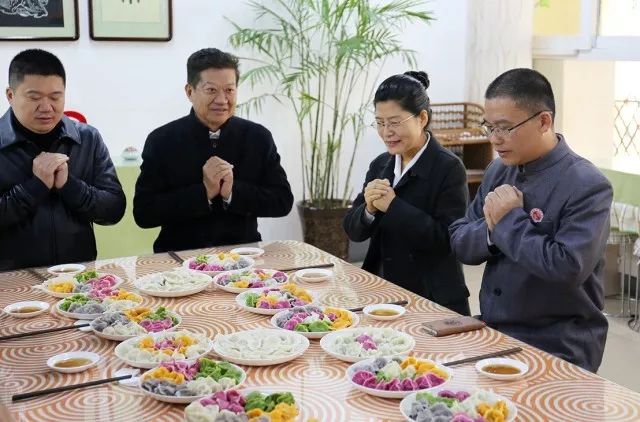 饯行宴—惊艳的五彩缤纷饺子席弘贤人和秀强人是一家人,都是相亲