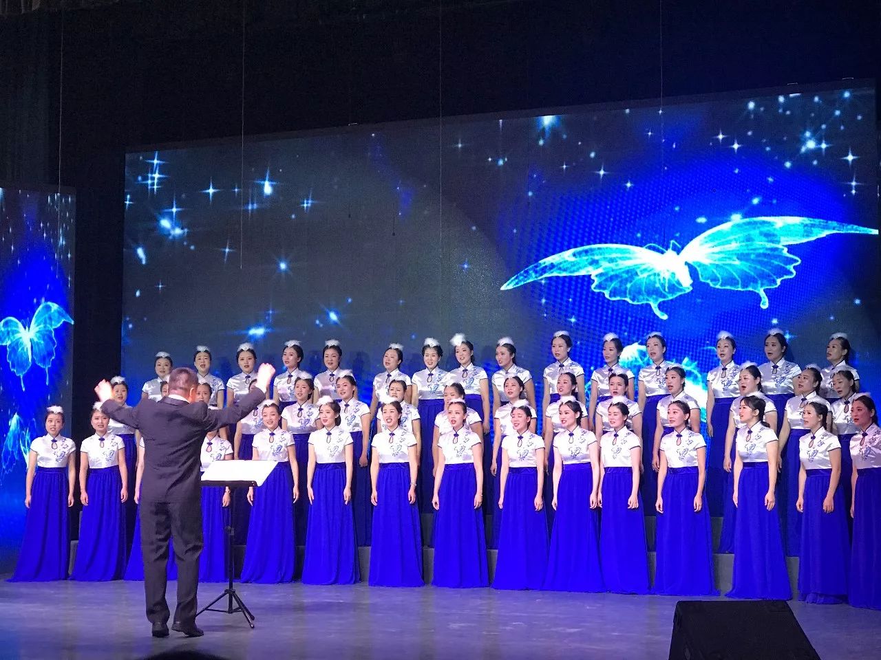 合唱团应邀参加了第七届中国音乐金钟奖合唱展演,重庆市文明礼仪大型