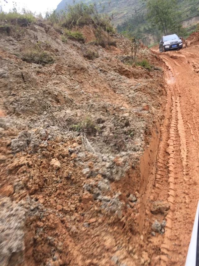 慰问学生,学校间隔几十里崎岖山路,遇上雨天更是泥泞难行,山路十八弯