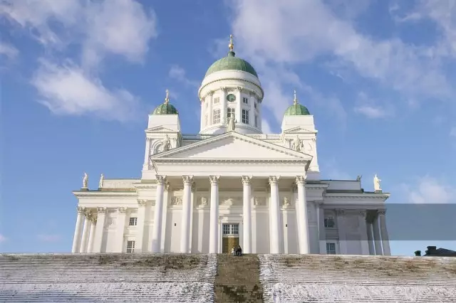 白教堂 赫尔辛基最著名的建筑,希腊廊柱支撑的乳白色教堂主体和淡绿色