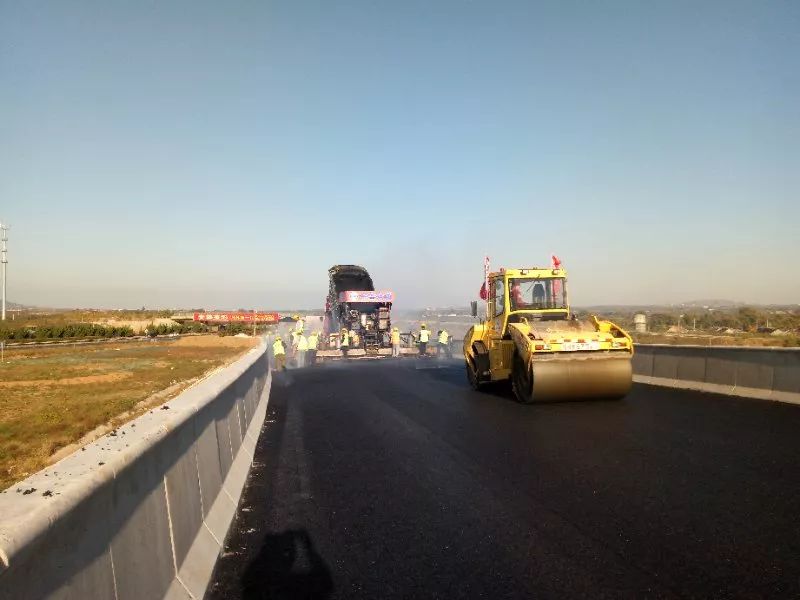 10月30日,蓬莱至栖霞高速公路沥青路面工程全部完工.