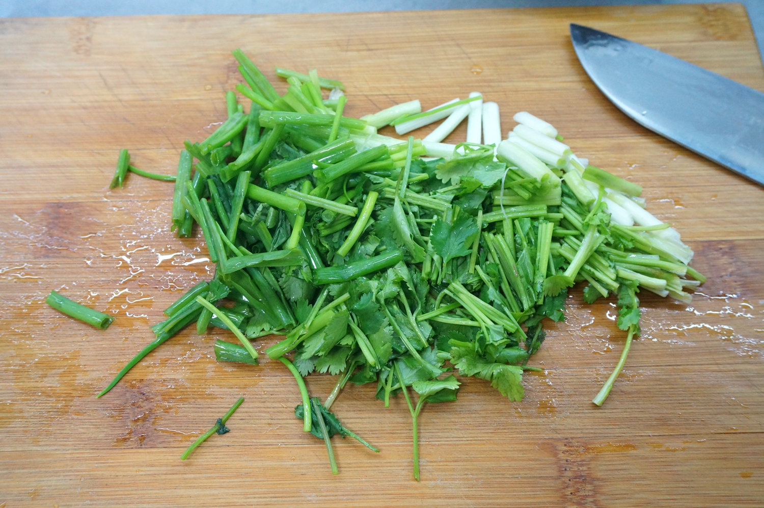 2 香葱,香菜切寸段;3 豆腐焯水一分钟,去掉豆腥味;4.