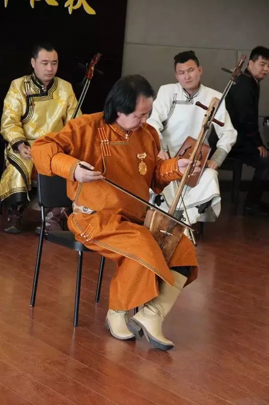 一颗匠心一种生活国际知名马头琴演奏家青格勒