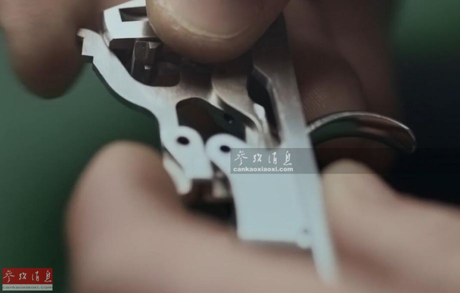 将扳机装入后枪身也是纯手工完成,可见严丝合缝的接口.