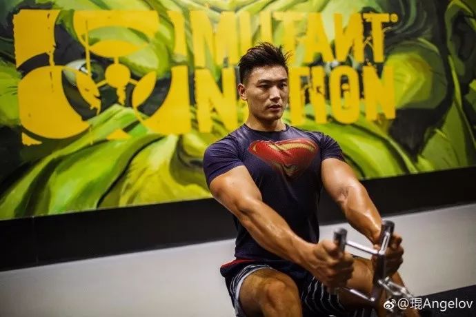 他,身高188cm,体重90kg,一身肌肉帅炸!