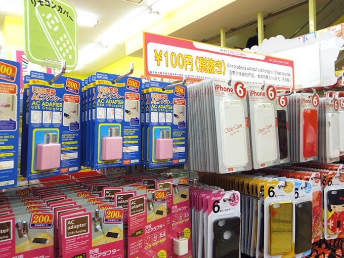 售价仅一百日元的商品琳琅满目,简直使人怀疑超市或是便利店的商品