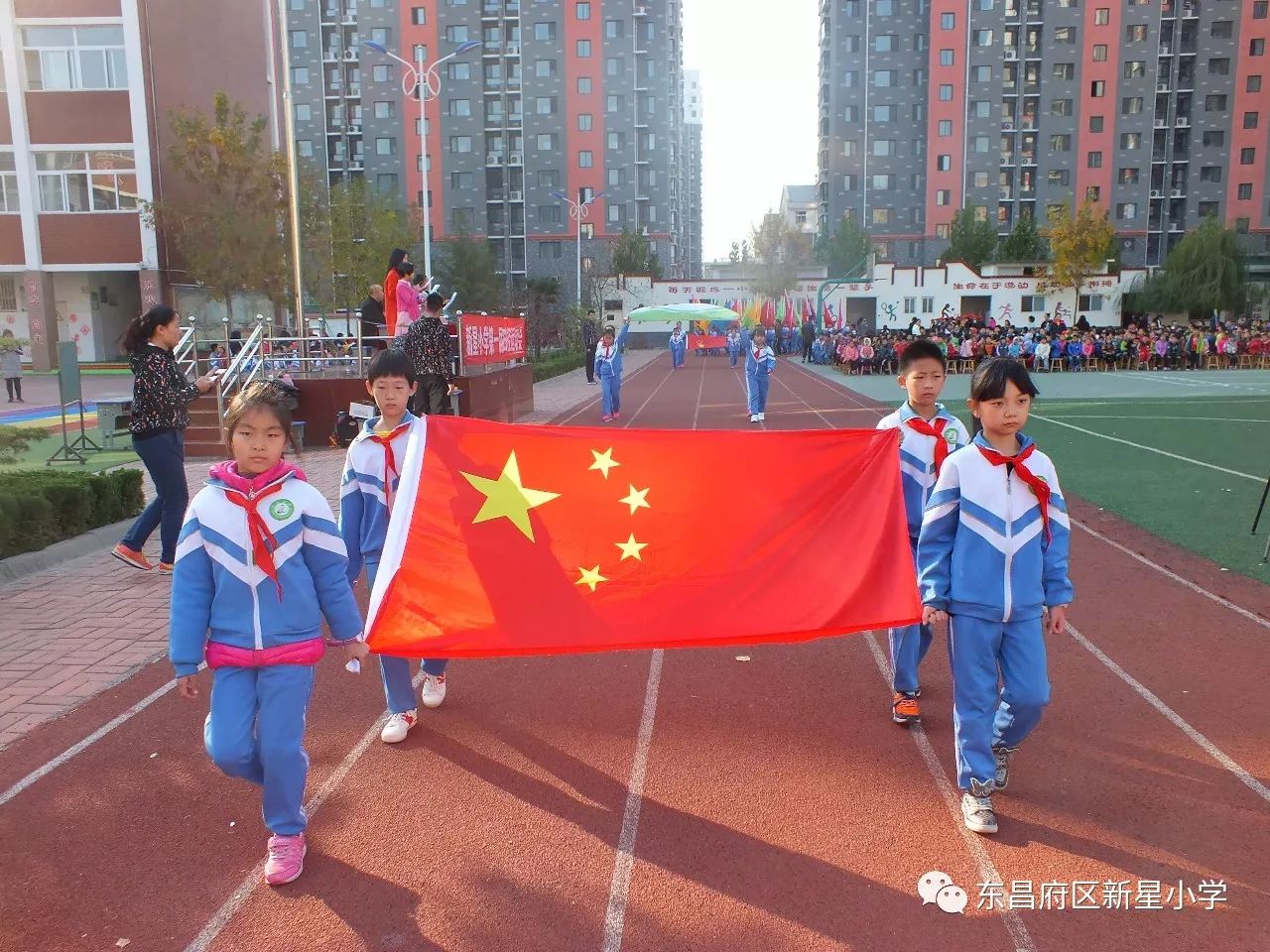 接着是  们新星小学校旗方队入场了