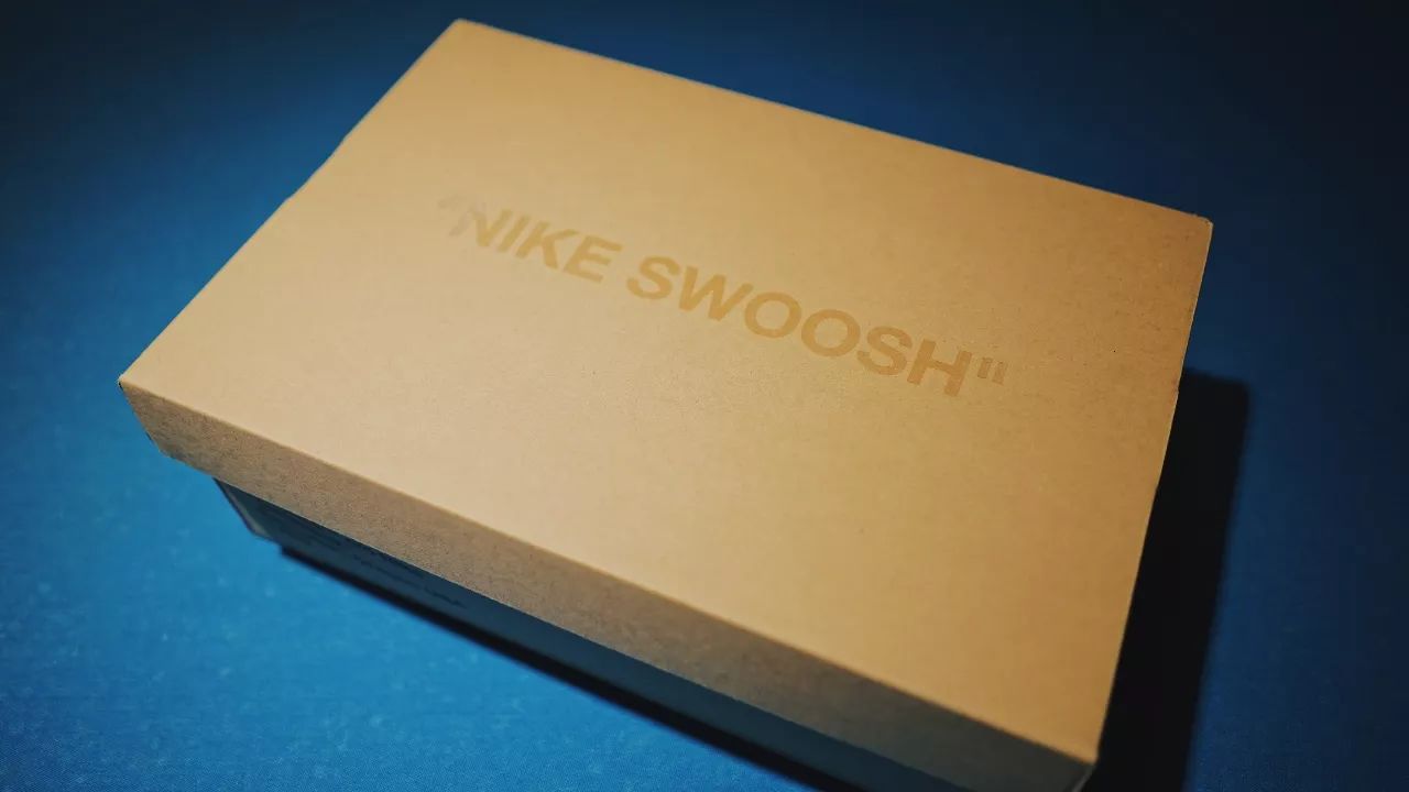 nike blazer mid 的鞋盒上是写着 "nike swoosh"